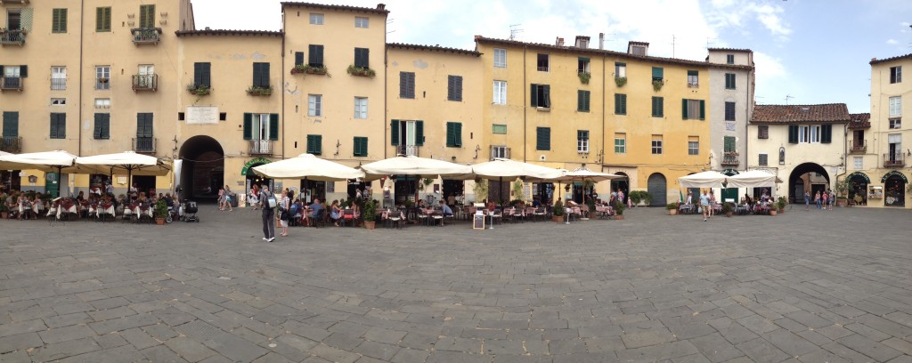 Piazza Anfiteatro in Lucca